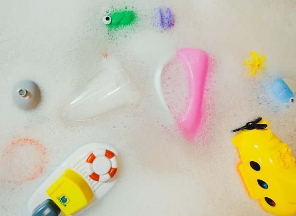 Quels jouets de bain choisir pour l'éveil de bébé ?