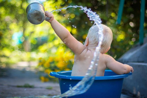 Comment rendre le bain de bébé amusant et sécurisé ?