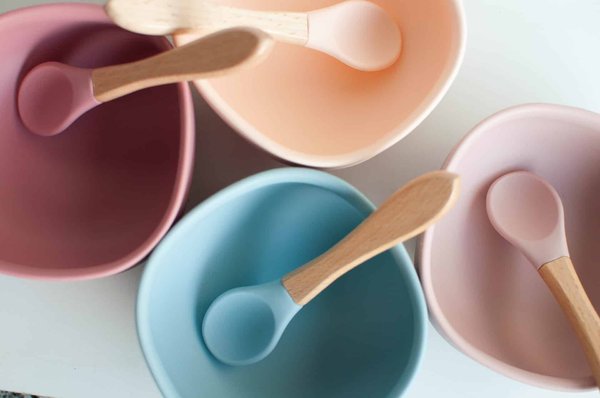 Quels accessoires de repas sont essentiels pour les bébés ?
