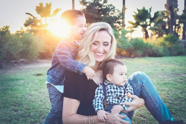 Comment protéger bébé du soleil et des intempéries en sortie ?
